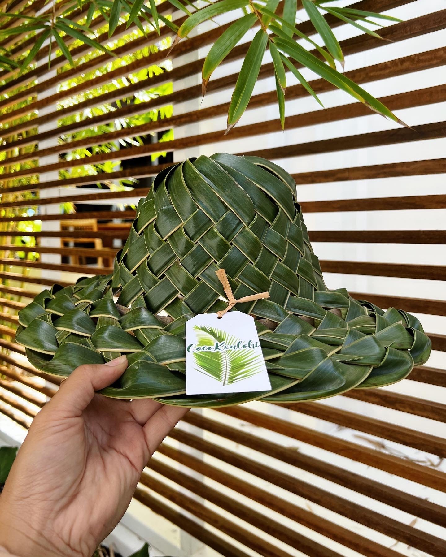 Closed top pāpale niu